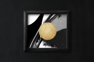 镶框肖像上的圆形棕色硬币