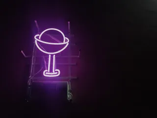 紫色鸡尾酒霓虹灯