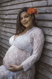 靠在灰色木墙上的女人