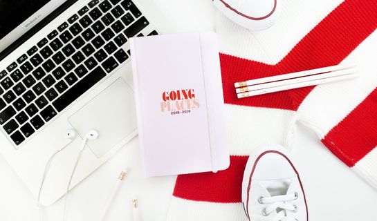 在 MacBook Air 上放置纸张