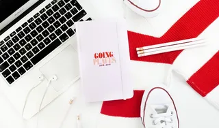 在 MacBook Air 上放置纸张