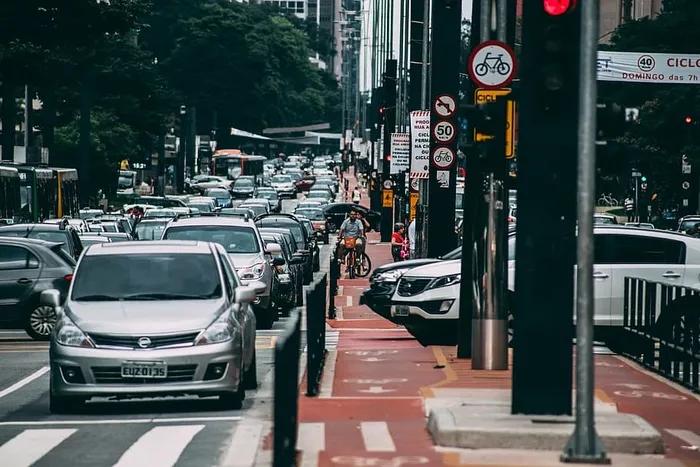银色汽车，人，街道，汽车，城市，巴西，圣保罗，伙计们