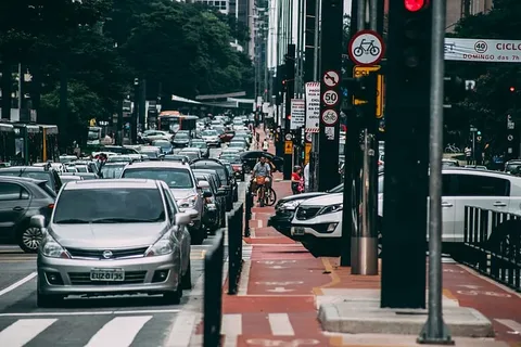 银色汽车,人,街道,汽车,城市,巴西,圣保罗,伙计们 银色汽车,人,街道,汽车,城市,巴西,圣保罗,伙计们