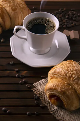 黑咖啡和面包