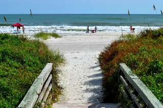 走道，海滩，海洋，沙子，人，天空，海岸