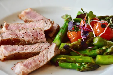 烤、肉、蔬菜菜、芦笋、牛排、小牛肉牛排、小牛肉、粉色 烤、肉、蔬菜菜、芦笋、牛排、小牛肉牛排、小牛肉、粉色