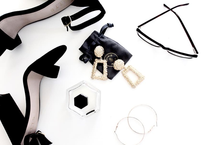 澳大利亚，墨尔本，黑色和金色，黑色，鞋子，耳环，平铺，平铺