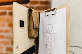 优雅皮包中的建筑设计图