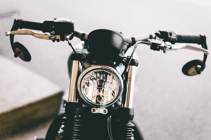 摩托车前照灯特写照片
