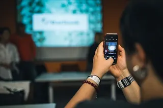 人们用智能手机拍照