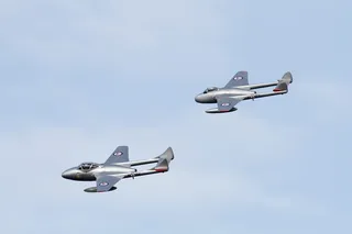 白天蓝天下的灰色喷气式飞机