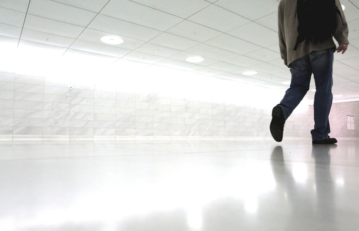 人，走路，房间，男人，穿着，灰色，西装，夹克