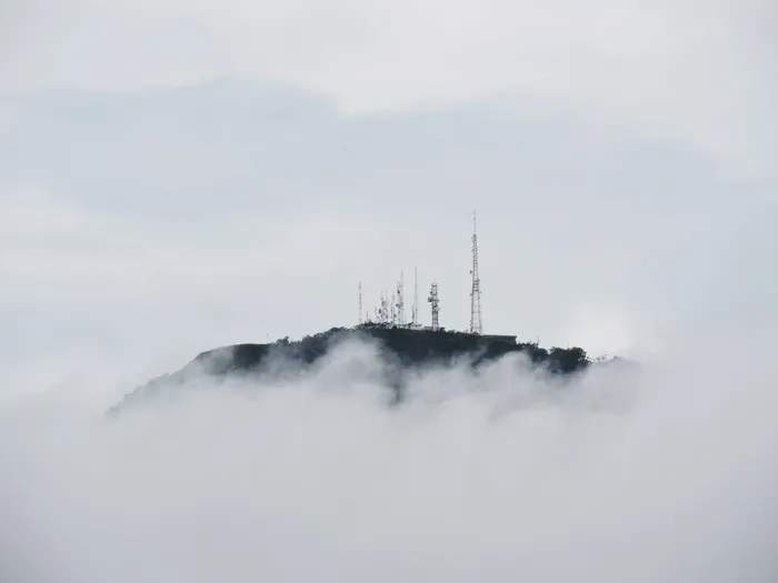 巴西一座云雾缭绕的山顶上的无线电发射塔