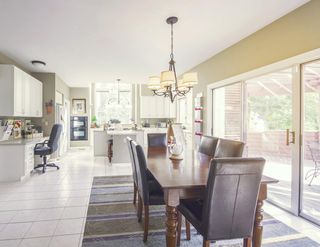 区域地毯上的木制餐桌