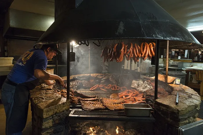 男子烧烤食品，木炭烧烤，建筑，烧烤，坑，烟，肉，火，木材，烧烤