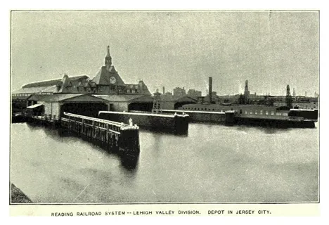 渡轮停靠在新泽西州泽西市自由州立公园的Communipaw码头