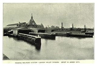 渡轮停靠在新泽西州泽西市自由州立公园的Communipaw码头