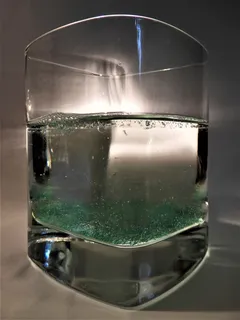 玻璃、水、饮料、口渴、反射、糖浆、液体、绿色 玻璃、水、饮料、口渴、反射、糖浆、液体、绿色
