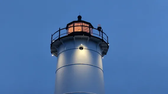 这座灯塔位于科德角，有着如此多的历史和美丽，laze，life，security，sky，safety，protection