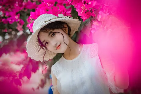 被粉红色的三角梅花包围的女人 被粉红色的三角梅花包围的女人