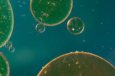 水中油, 油眼, 液体, 摘要, 质地, 宏观, 油, 关闭 水中油, 油眼, 液体, 摘要, 质地, 宏观, 油, 关闭