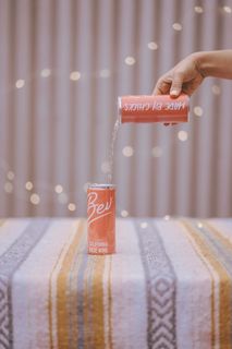 将液体倒在红色罐上的人员