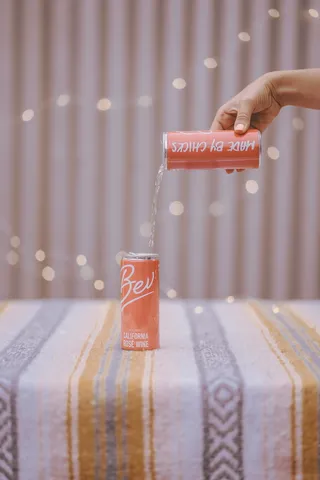 将液体倒在红色罐上的人员