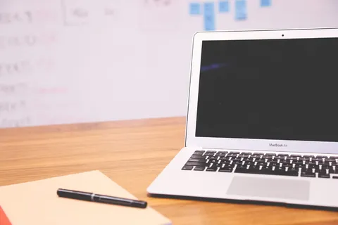 关闭Macbook Air在棕色纸上的黑色圆珠笔 关闭Macbook Air在棕色纸上的黑色圆珠笔