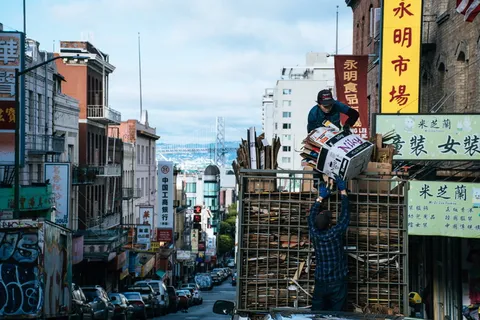 搬运白色箱子的人 搬运白色箱子的人