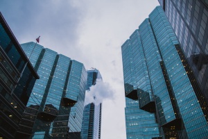 建筑、建筑物、基础设施、天空、烟雾、反射、塔楼、天际线