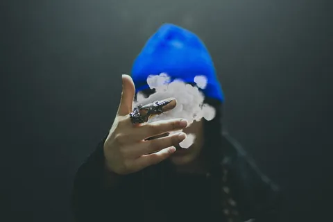 戴蓝帽的人举起手