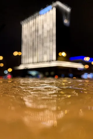 黑褐色木制台球桌