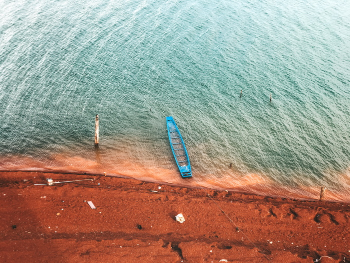 平静海面附近的绿色独木舟