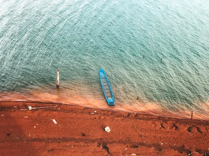 平静海面附近的绿色独木舟