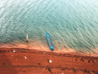平静海面附近的绿色独木舟