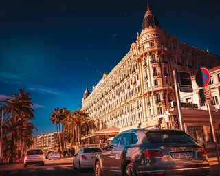 建筑物前道路上的汽车