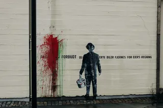 白墙上人的壁画