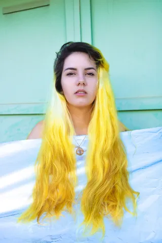 靠墙的黄头发女人