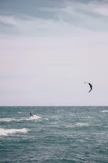 在海洋中用冲浪风筝冲浪 在海洋中用冲浪风筝冲浪