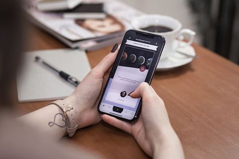 手持Iphone X的人