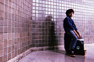 巴西，riogaleão-tom jobim国际机场，等待，孩子，复古，无聊，机场，一个人