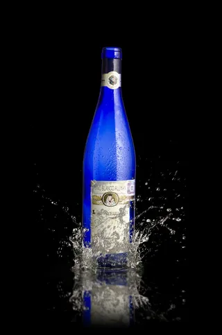 饮料，玻璃容器，液体，瓶子，酒精饮料，冷，水分子，新鲜