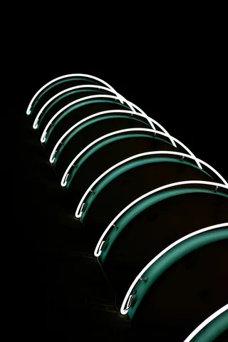 圆形建筑物上的白色LED灯