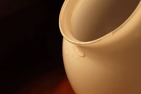 焦点，灯，光，陶器，饮料，食品和饮料，黑色背景，反射