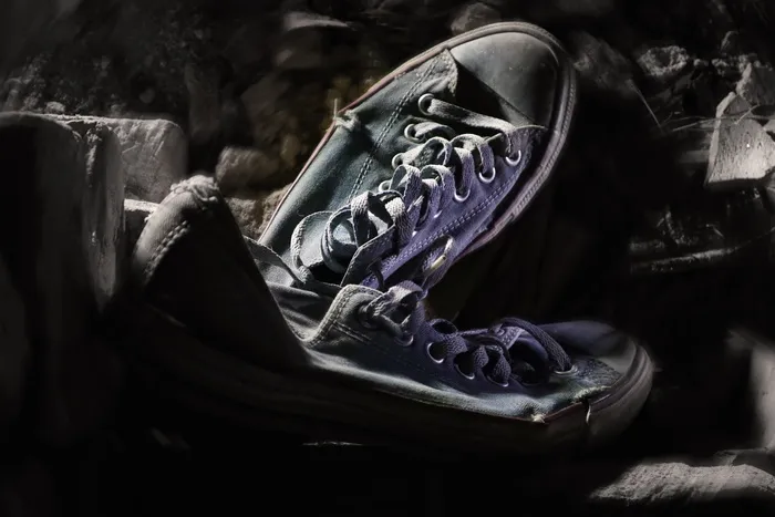 衣服，鞋子，折痕，损坏，废弃，废弃，鞋子，没有人