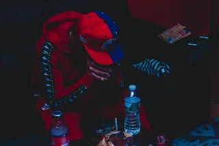 坐在塑料瓶附近的人