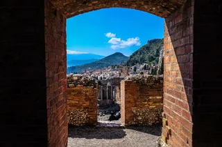 景观、山脉、房屋、地标、拱门、建筑、砖块、日光