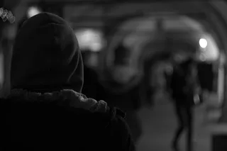 灰度摄影，人物，站立，抑郁，男人，悲伤，情绪，聚焦前景