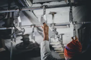 举过头顶把手的人