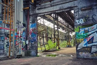 灰色、棕色、仓库、内部、白天、丢失的地方、房间、离开